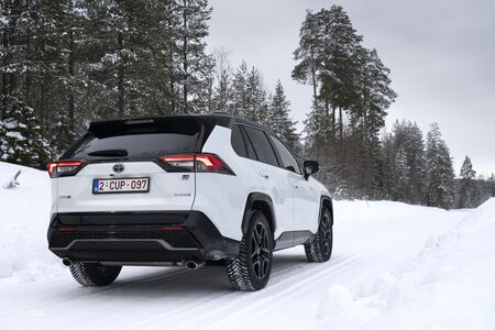 Toyota RAV4 GR SPORT. Dynamiczna stylistyka i jeszcze lepsze właściwości jezdne na drodze i w terenie